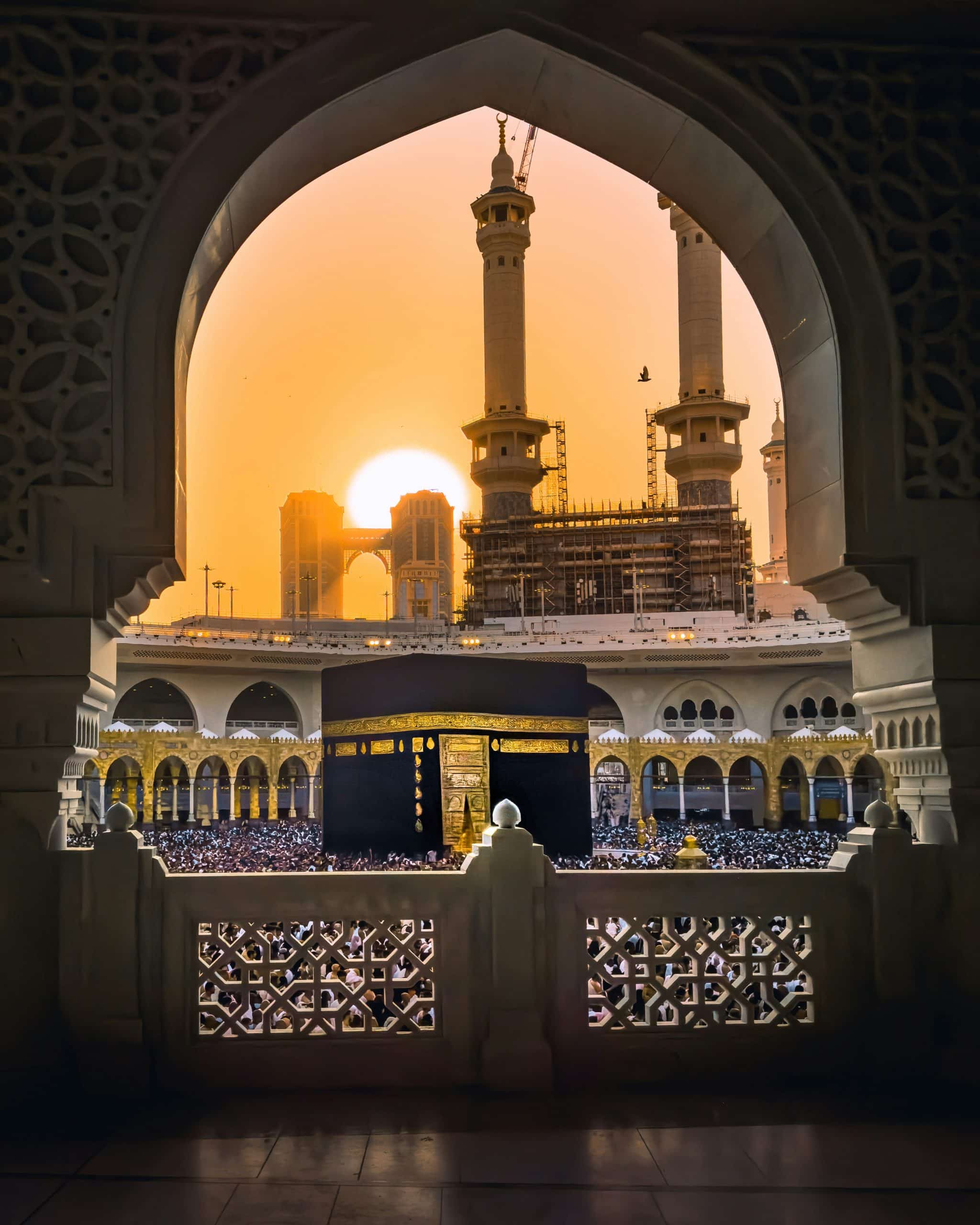 Kaaba vue à travers une arche au coucher du soleil